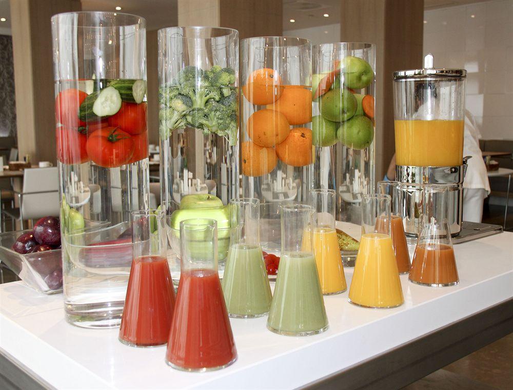 Nh Collection Madrid Palacio De Tepa Exteriér fotografie A selection of fruit juices